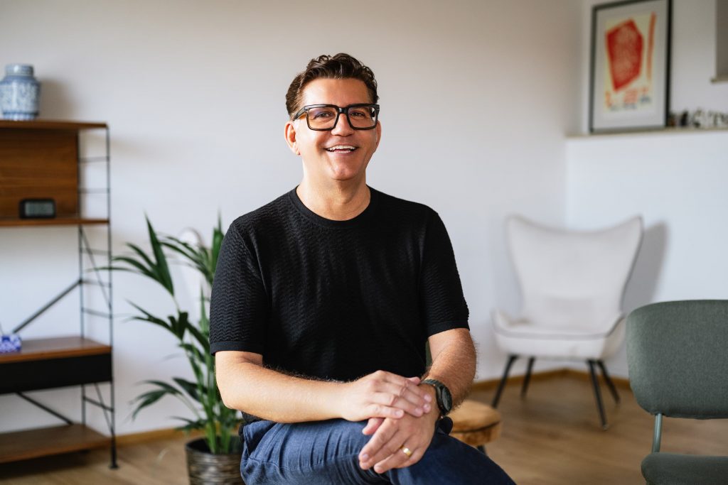 Stephan Brummet lachend in seiner psychotherapeutischen Praxis