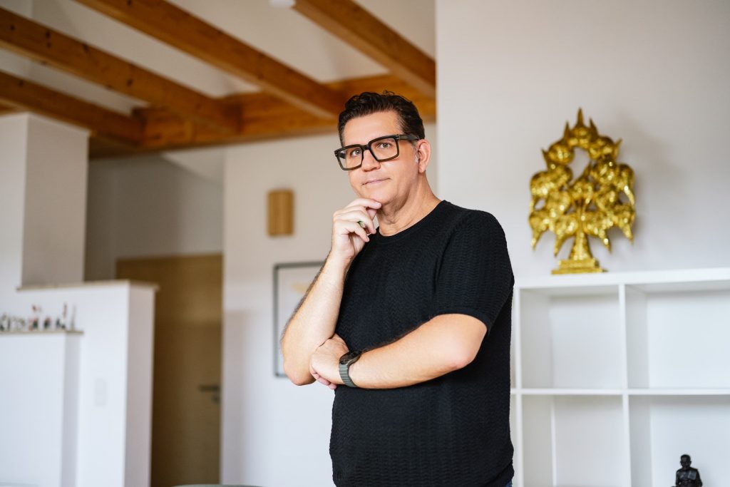 Stephan Brummet stehend Haltung