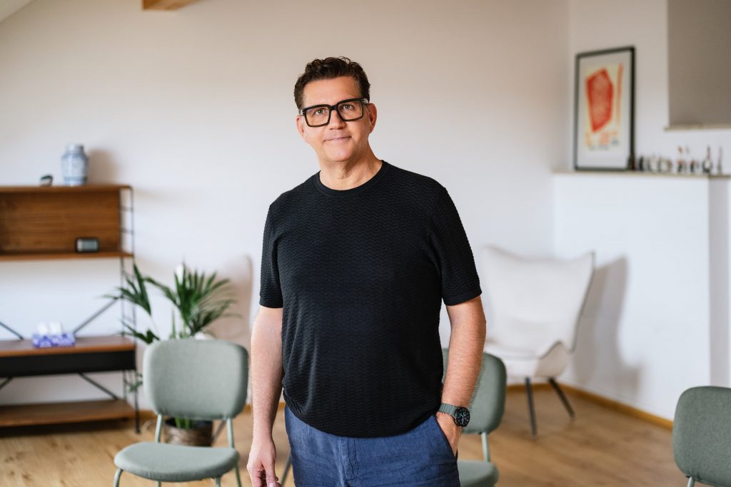 Stephan Therapeut stehend im Therapieraum