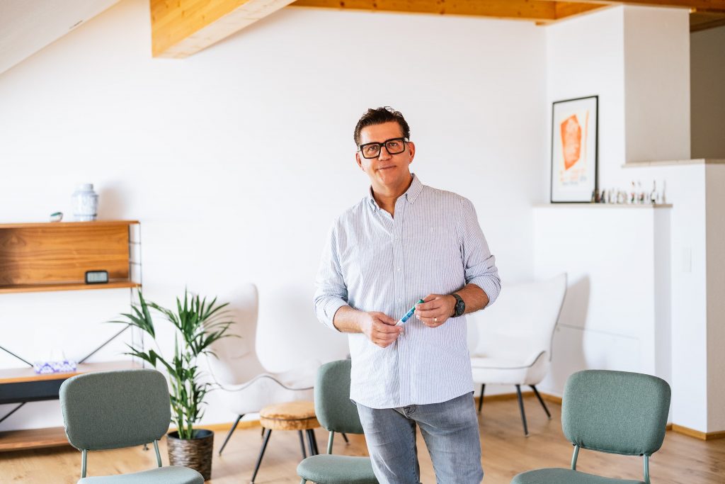 Stephan Brummet stehend in seinem Therapieraum