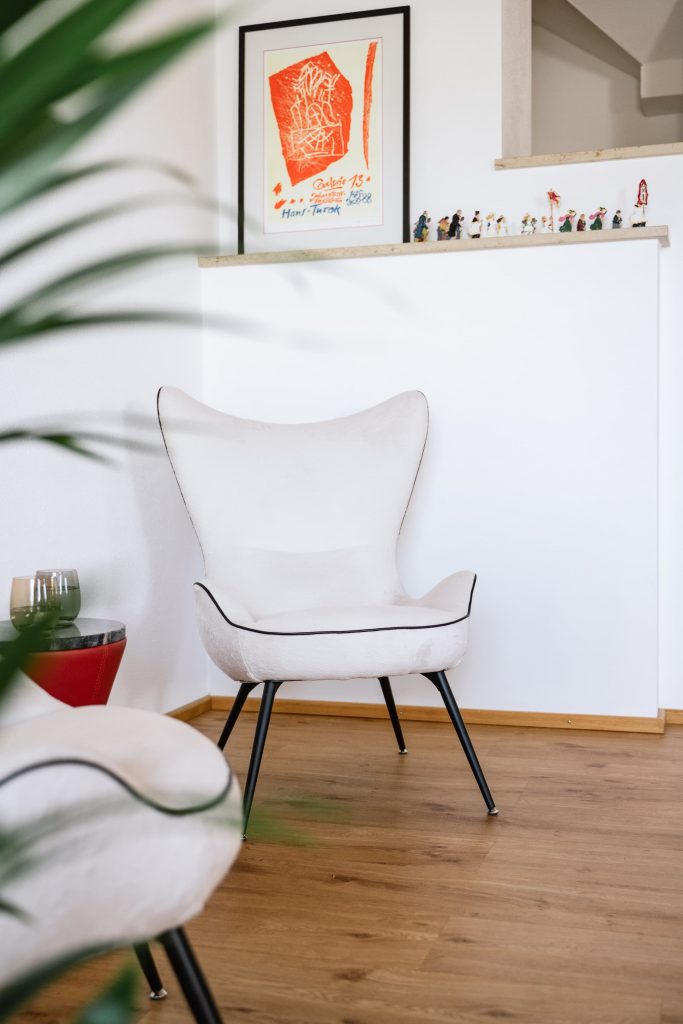 Weißer Stuhl im Therapieraum der psychotherapeutischen Praxis