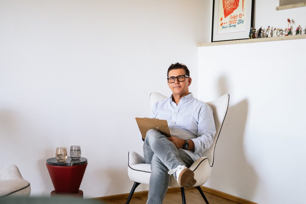 Stephan Brummet mit Klemmbrett während einer Therapiesitzung